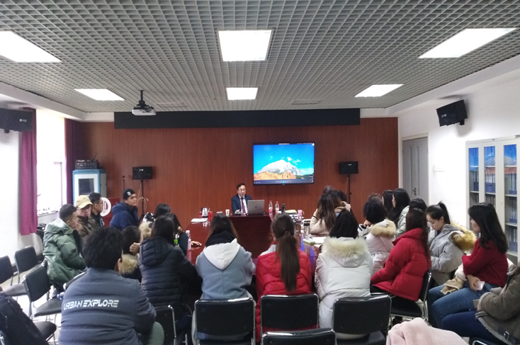 中国新闻社新疆分社社长李德华应邀到外国语学院做学术讲座.png